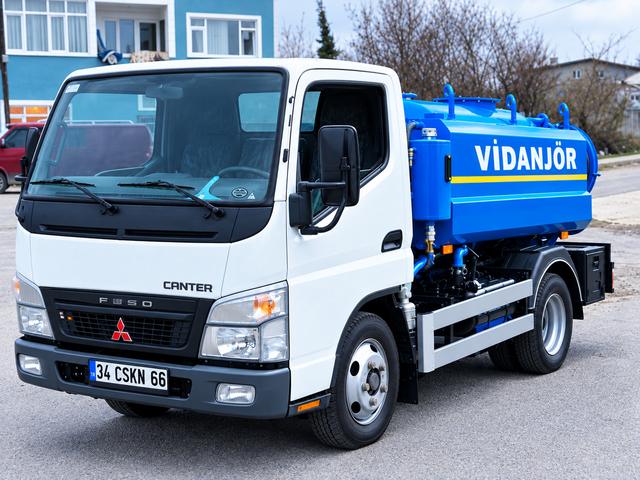 Mini vidanjör aracının önden görünümü — küçük kabin ve mavi vakum tankı